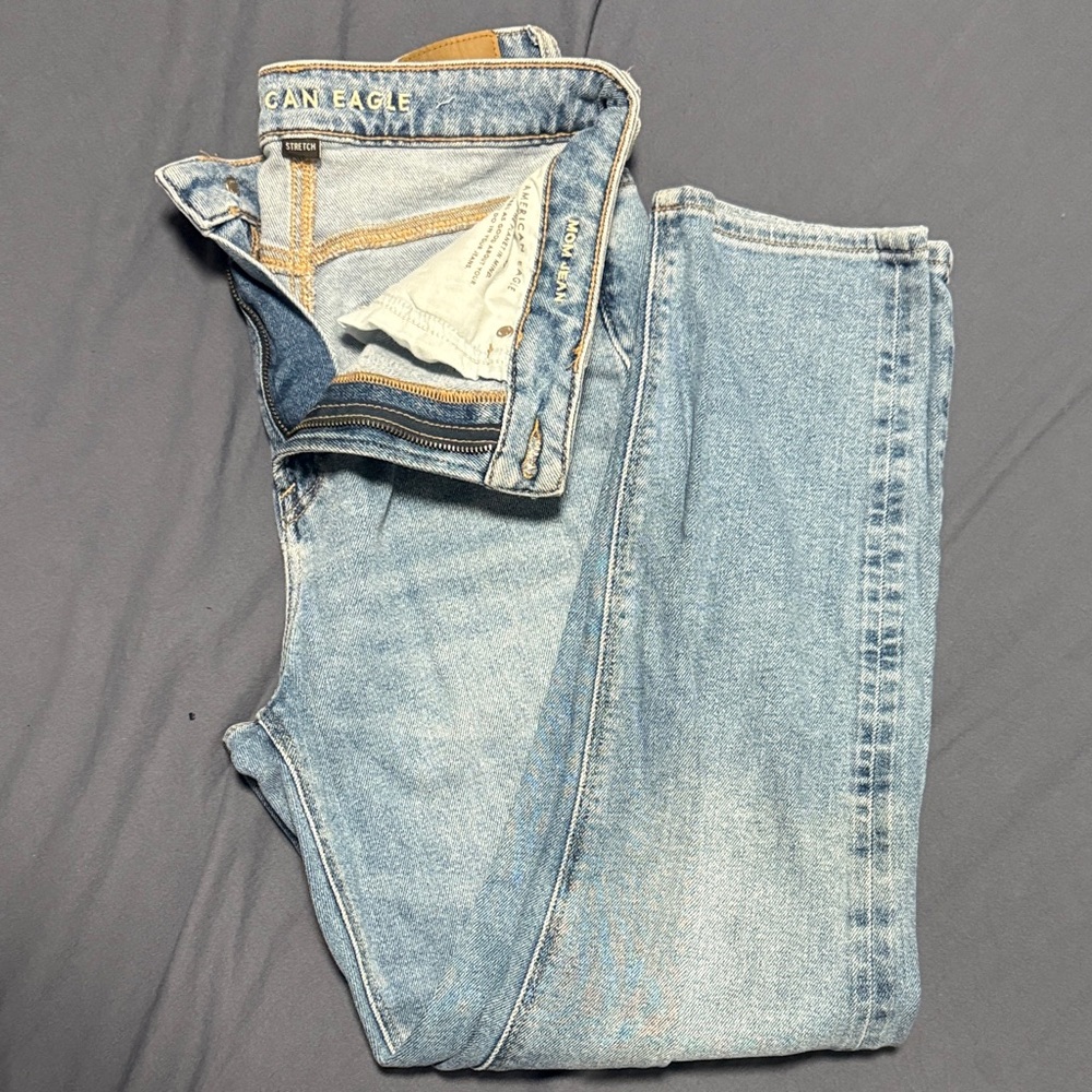 American Eagle Outfitters juniors  Relaxed Light Blue mom Jeans